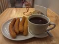 Churros con chocolate. de Maerr