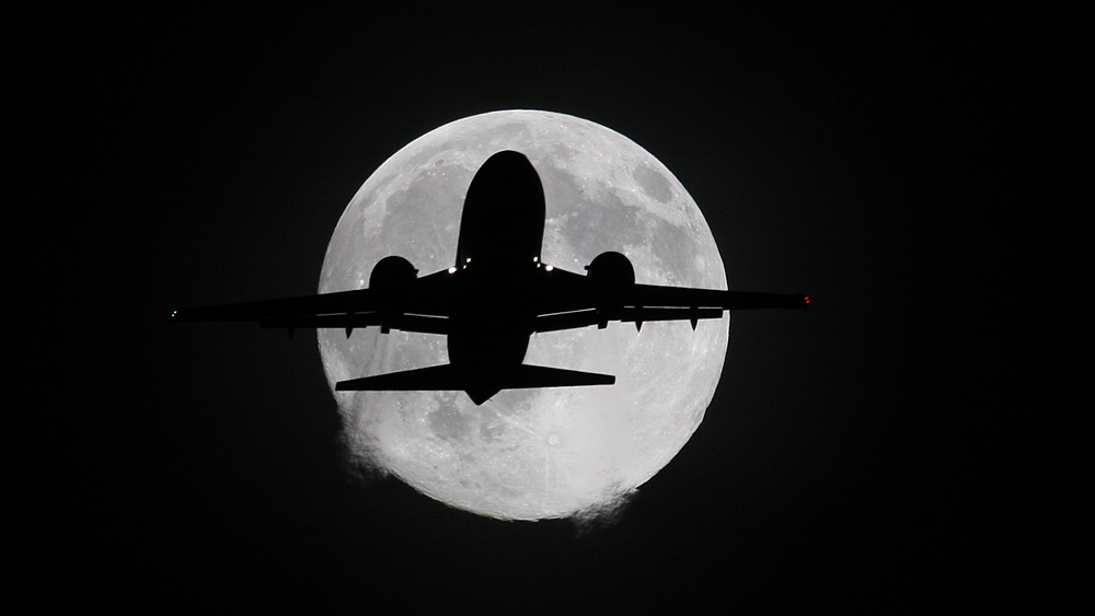 737 meets moon