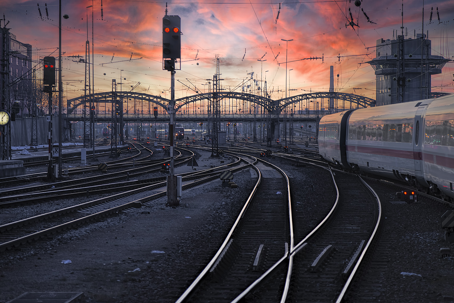 7386C Zugeinfahrt Bahnhof Frankfurt Abendrot