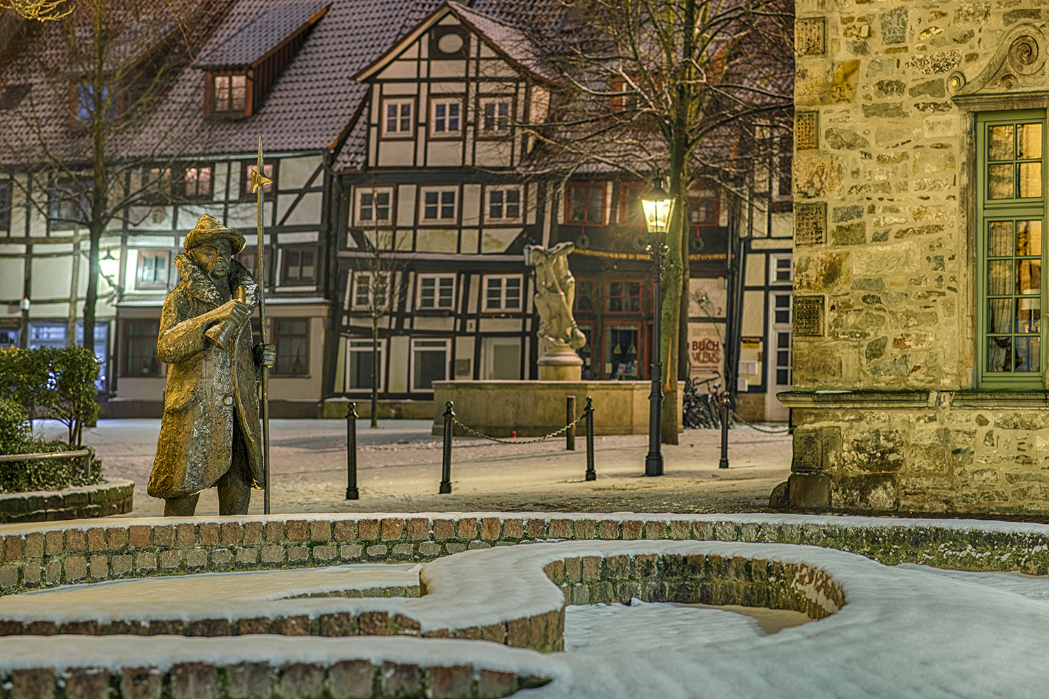 7491R-98R Marktplatz Nachtwächter Kirchplatz Rinteln Winter mit Schnee beleuchtet