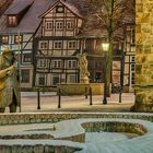 7491R-98R Marktplatz Nachtwächter Kirchplatz Rinteln Winter mit Schnee beleuchtet