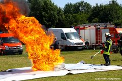 75 Jahre Freiw. Feuerwehr Feldhausen / Demonstration einer Fettexplosion