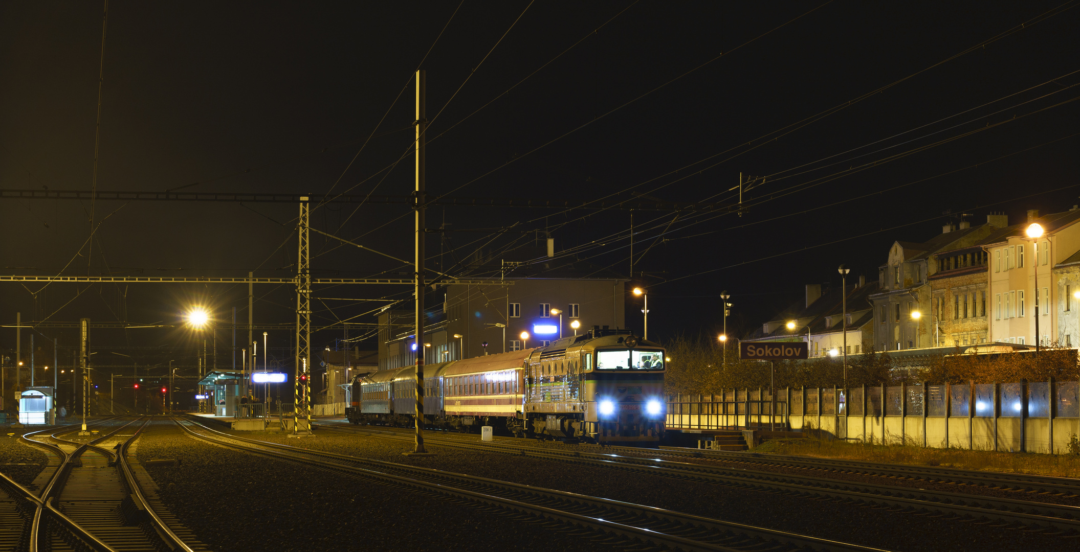  750 096 mit Sonderzug und 745 701 in Sokolov 