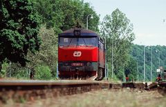 751067-0 einsam und verlassen im Bahnhof Mikulovice am 21.05.04