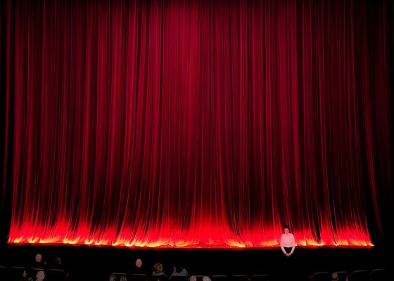 7/52_in der "burg" brennen nicht nur die leute fürs theater