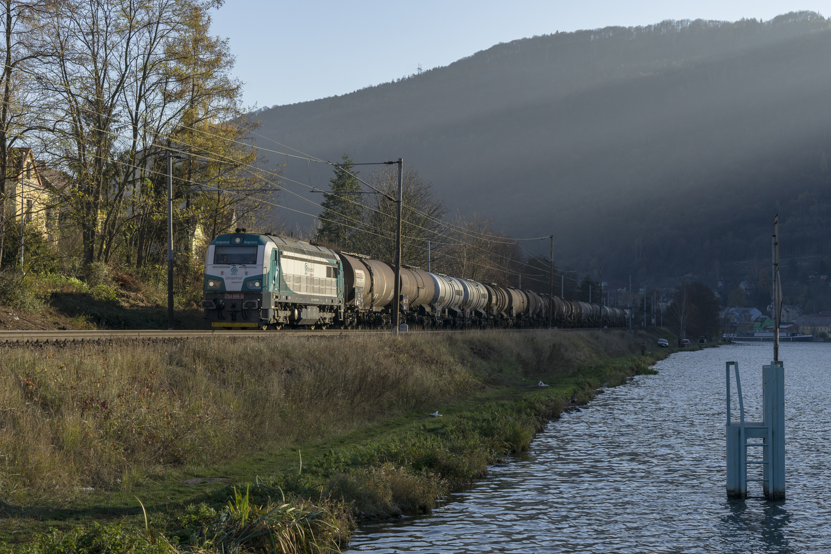 753 606 mit dem Unipetrolkessel im allerletztem Licht!