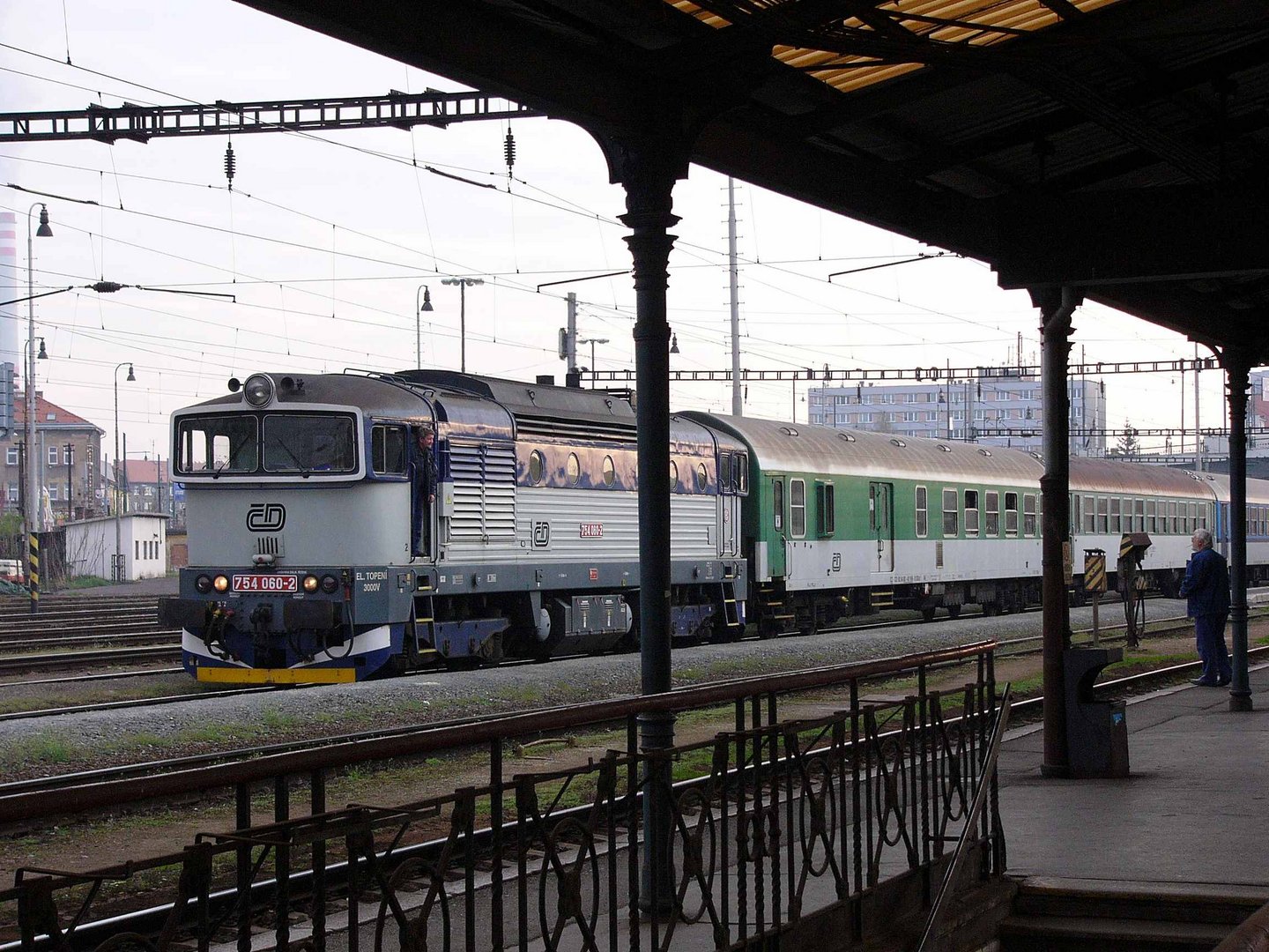 754 060 im April 2011 / Bahnhof Pilzen