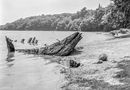 Bretagne, Wrack eines Holzbootes ca. 1980 von artspektral