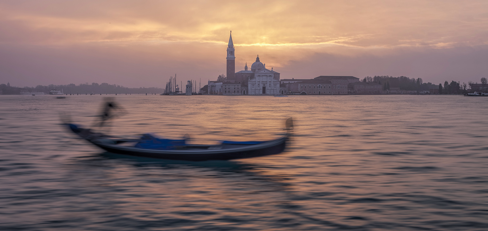 7774D Venedig Gondel in Morgenstimmung vor St Georgio Panorama in Bewegung