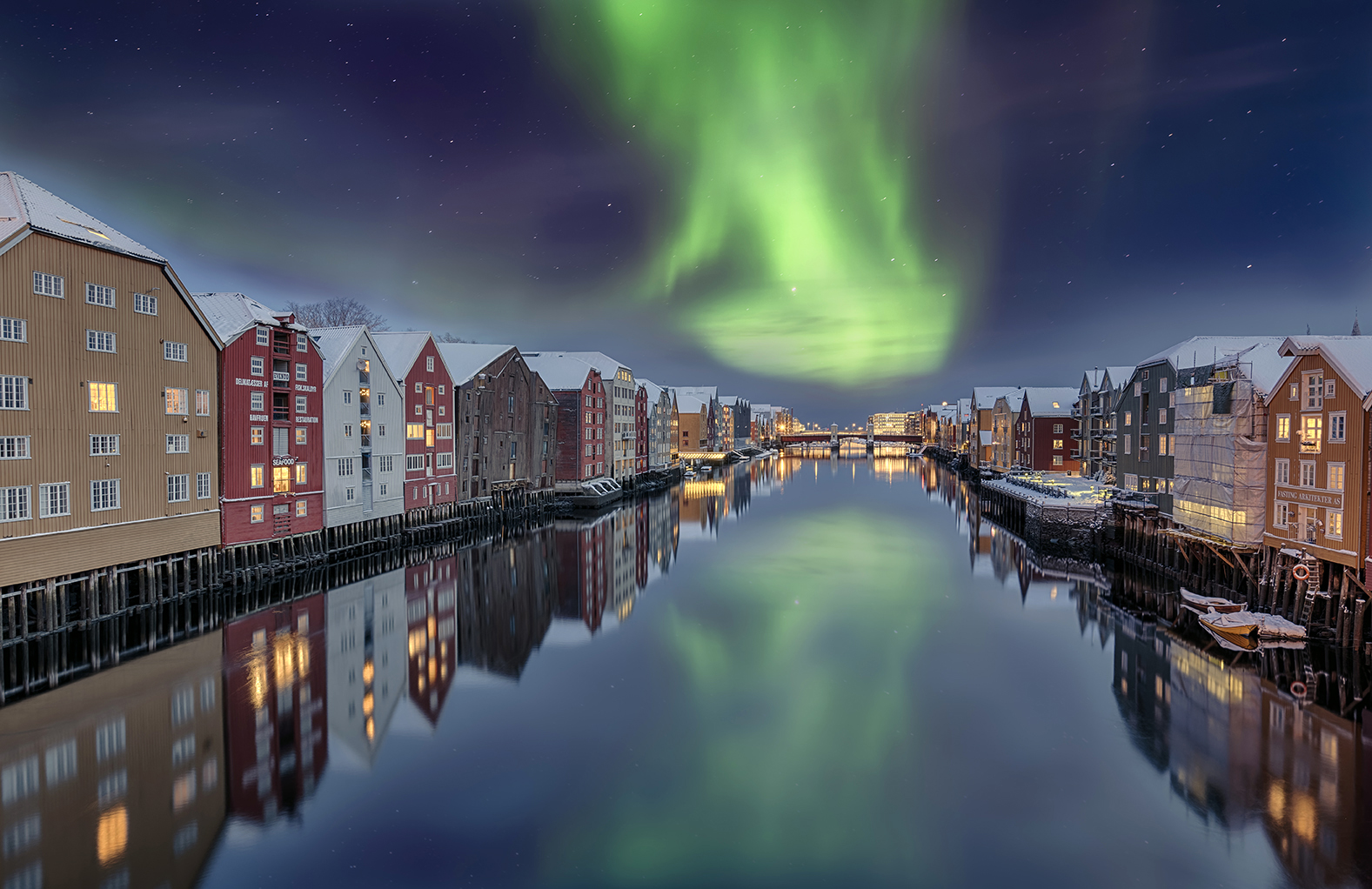 7774RTrondheim Winter Bakklandet historische Lagerhäuser Nacht Nordlicht