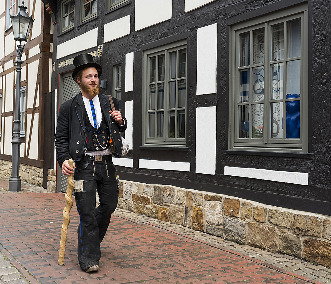 7775P junger Handwerker auf der Walz in Rinteln