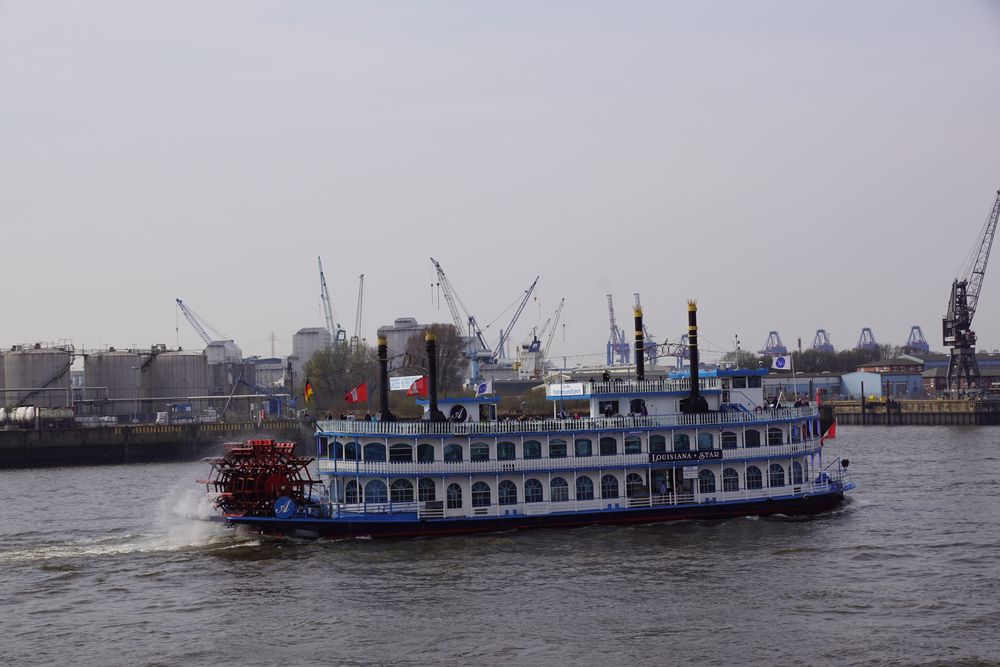 Louisiana Star mit Highspeed über die Elbe von Bajar.tb