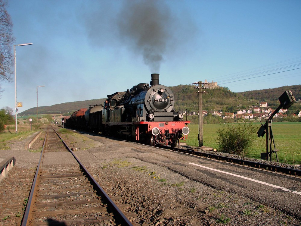 78 468 mit einem Photosondergüterzug .......