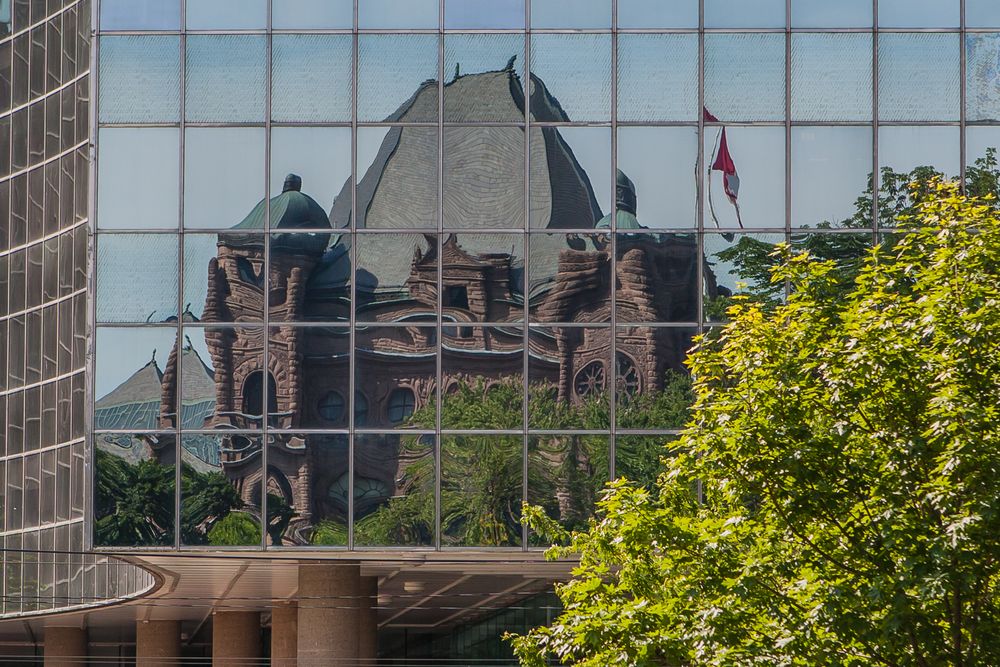 Spiegelbild auf das Gouvernment von Ontario, Toronto von Hans Irmer