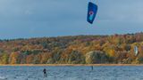 "Kitesurfer auf dem Neubrandenburger Tollensesee 2023" von Nobse 64