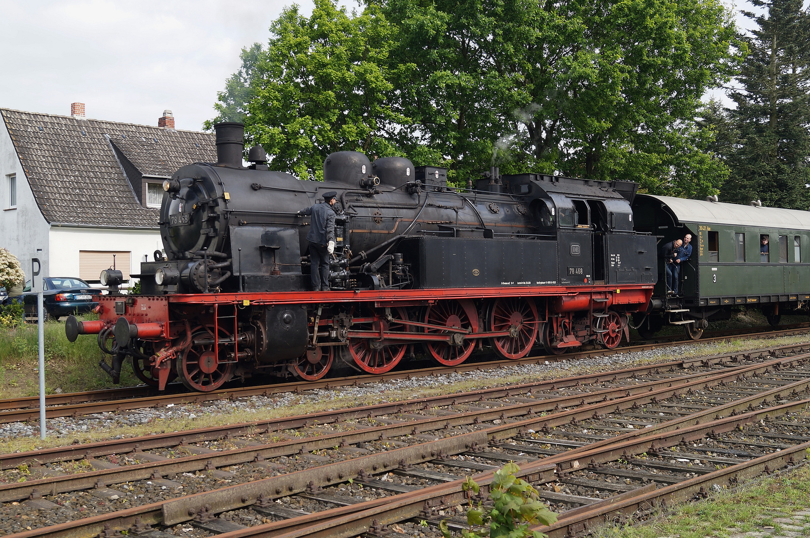 78468 steht am Harsewinkeler Bahnhof Teil 2