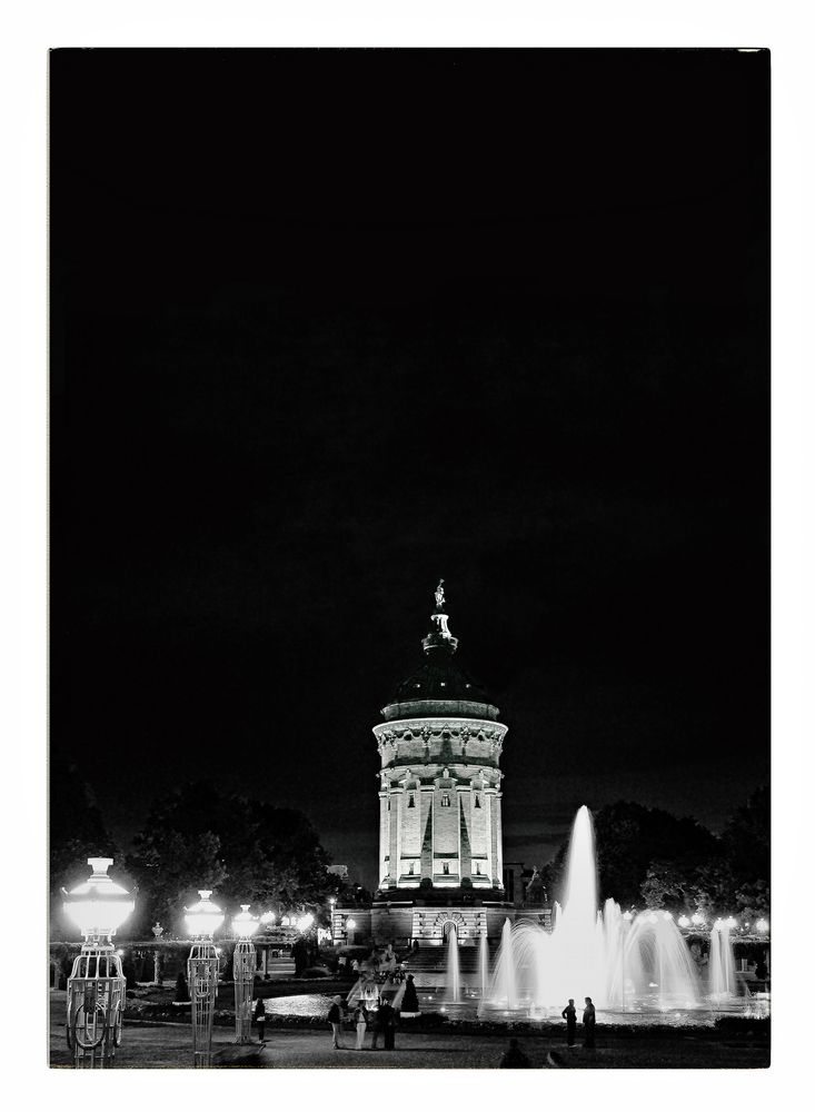 Der Mannheimer Wasserturm bei Nacht von HarryPics