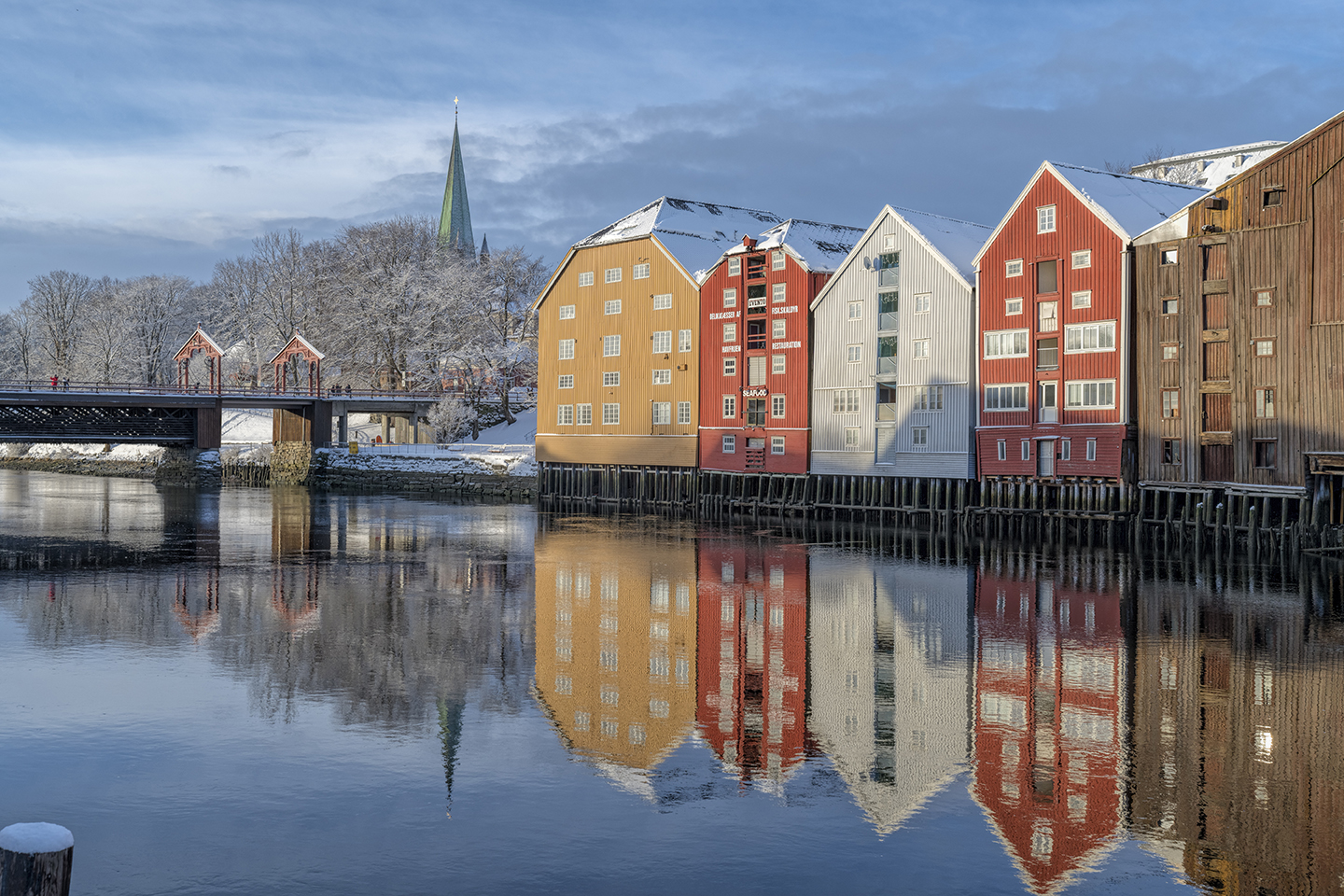 7887R  Trondheim Lagerhäuser Fluss Nidelv Nidaros-Dom Brücke Gamle Bybro