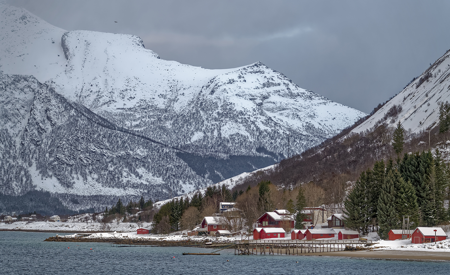 7910R Norwegen am Fjord Winter