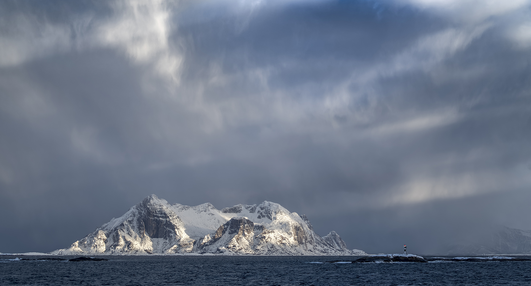 7919R Norwegen Winter Berge mit Leuchtturm