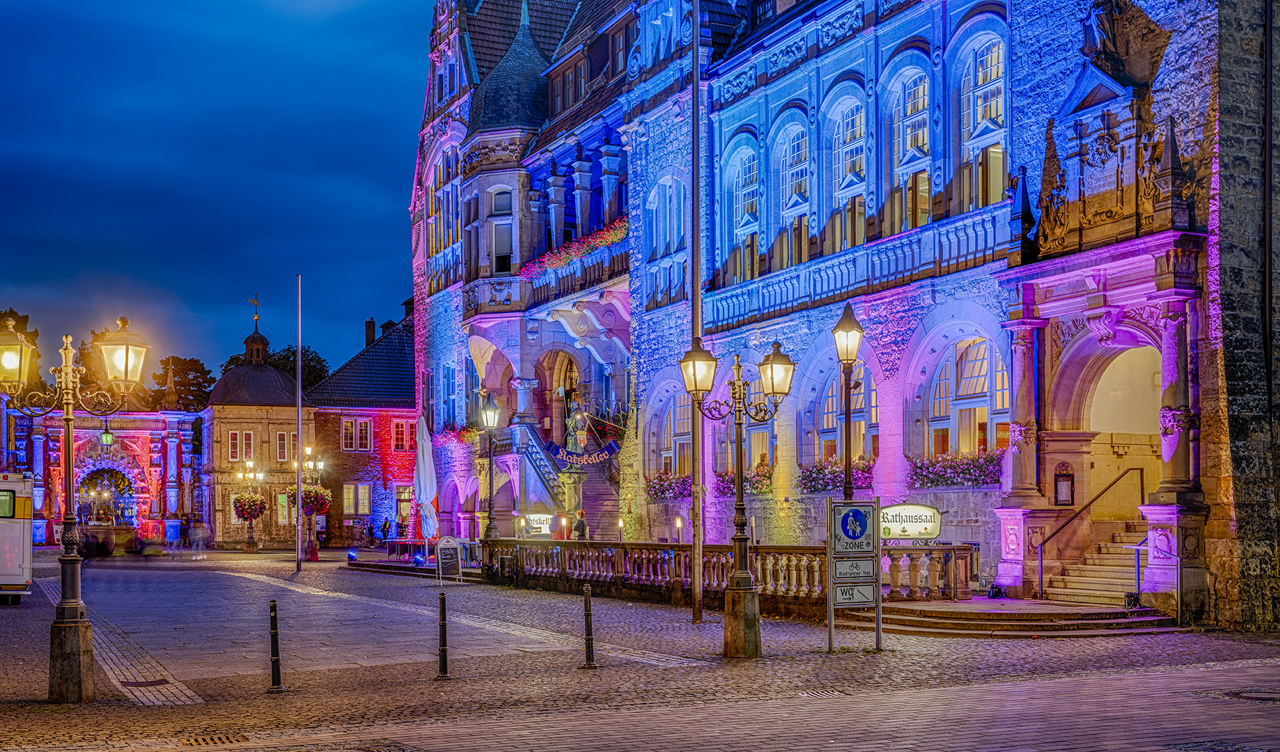 7981TZ-85TZ Rathaus und Marktplatz Bückeburg bunt beleuchtet