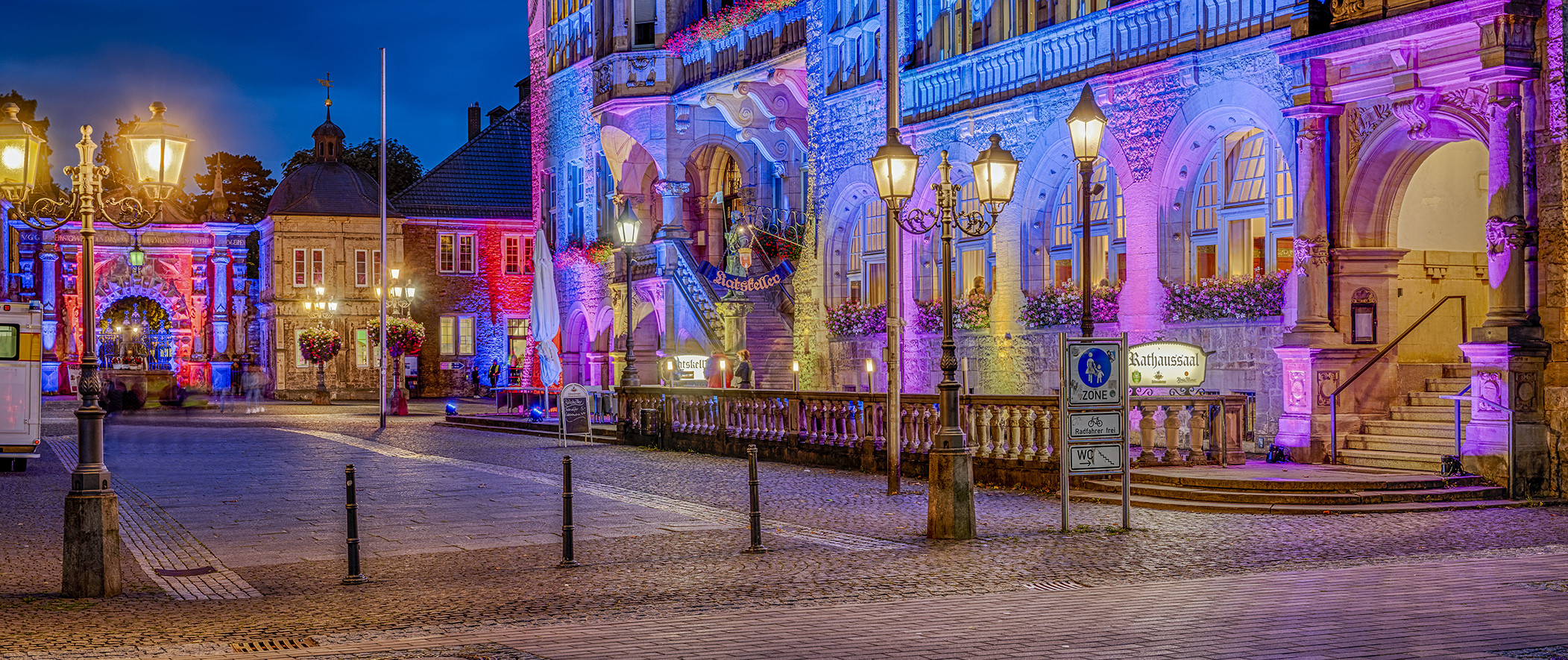 7981TZ-85TZ Rathaus und Marktplatz Bückeburg bunt beleuchtet Panorama