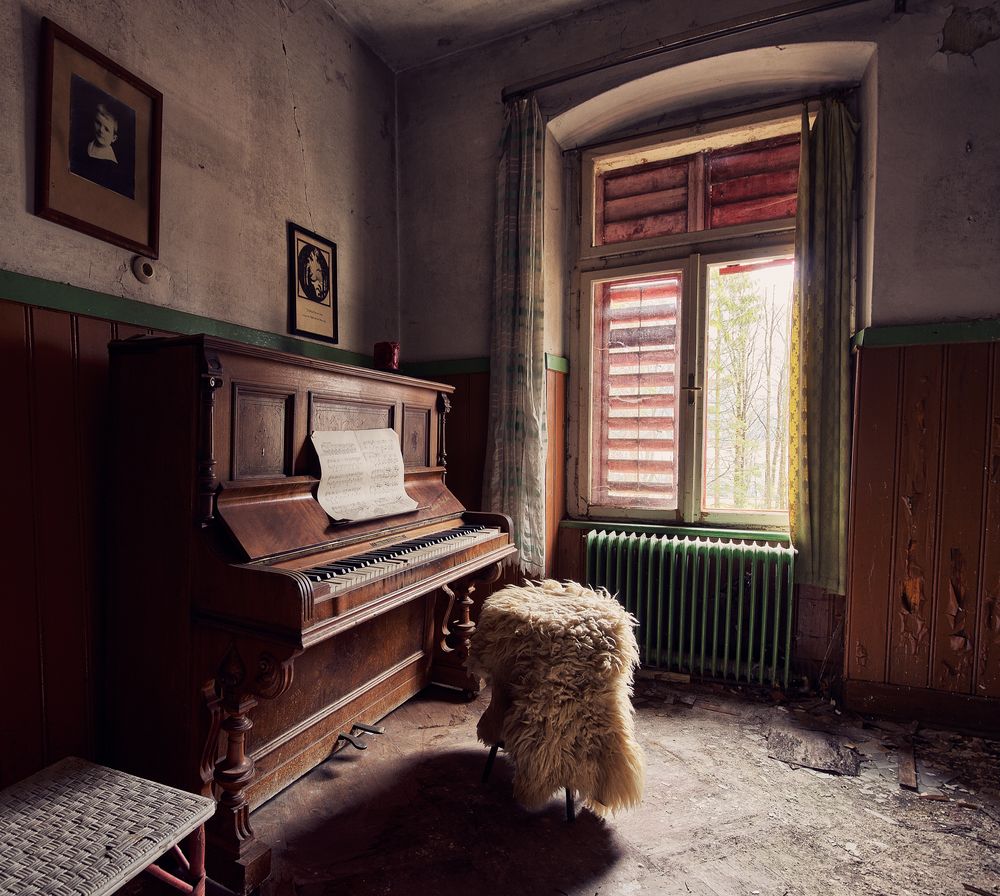 Piano im alten Hotel von Tahitimini 