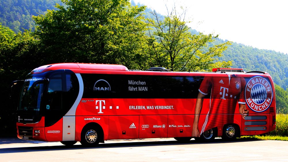 Linienbus Beschriftung  FC Bayern und Telekom von Wolfgang Görgen