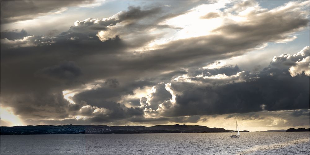 Einsames Segelboot von Patrick Riancho