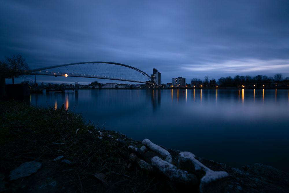 Dreiländerbrücke in der blauen Stunde von Max Ludin