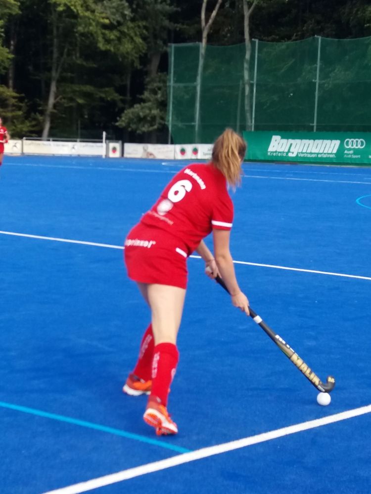 Schlagkräftige Hockeyspielerin von Helga Hartmann