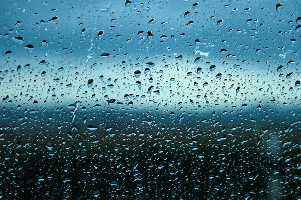 Regentropfen an die Fensterscheibe klopfen von FotosChantal
