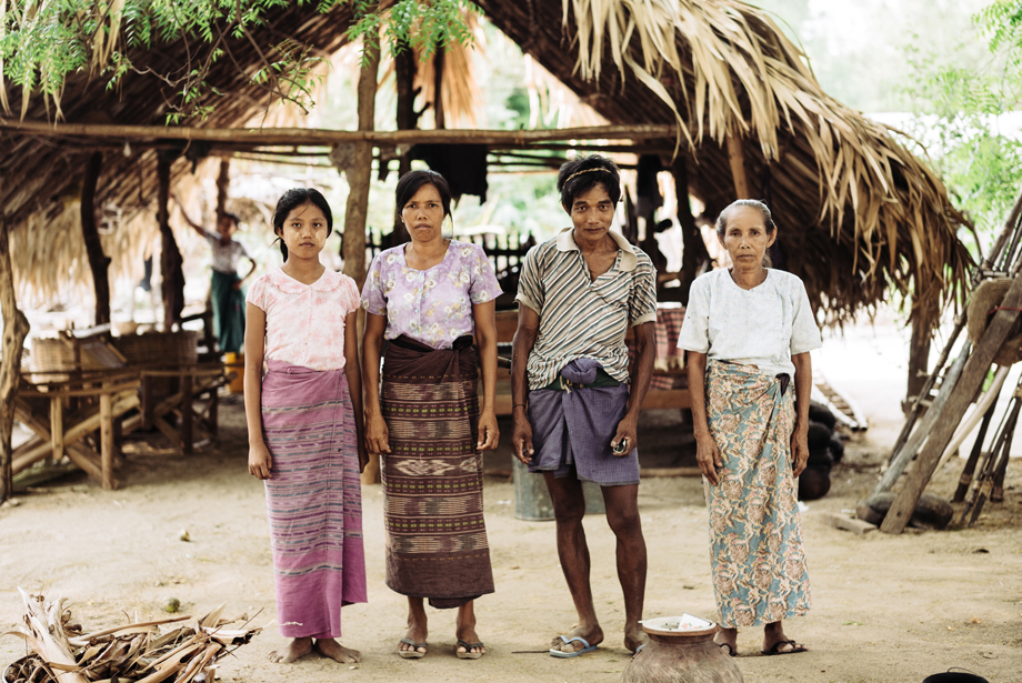 Familienpotrait aus Myanmar von Richard Schabetsberger 