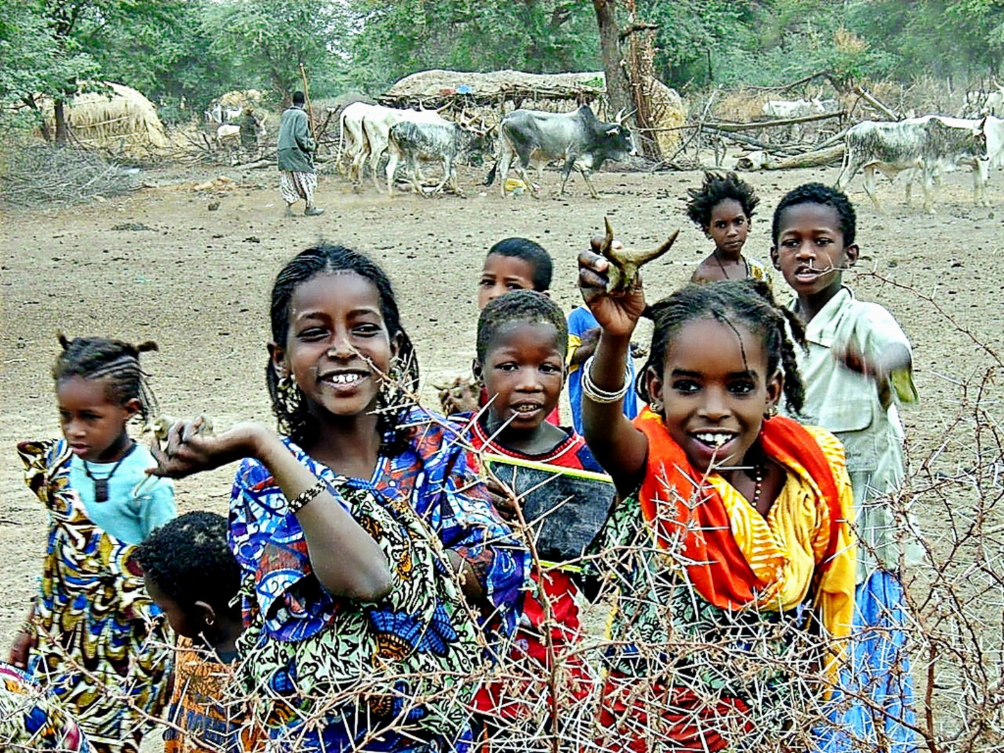 8 enfants joyeux pour nous accueillir