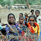 8 enfants joyeux pour nous accueillir