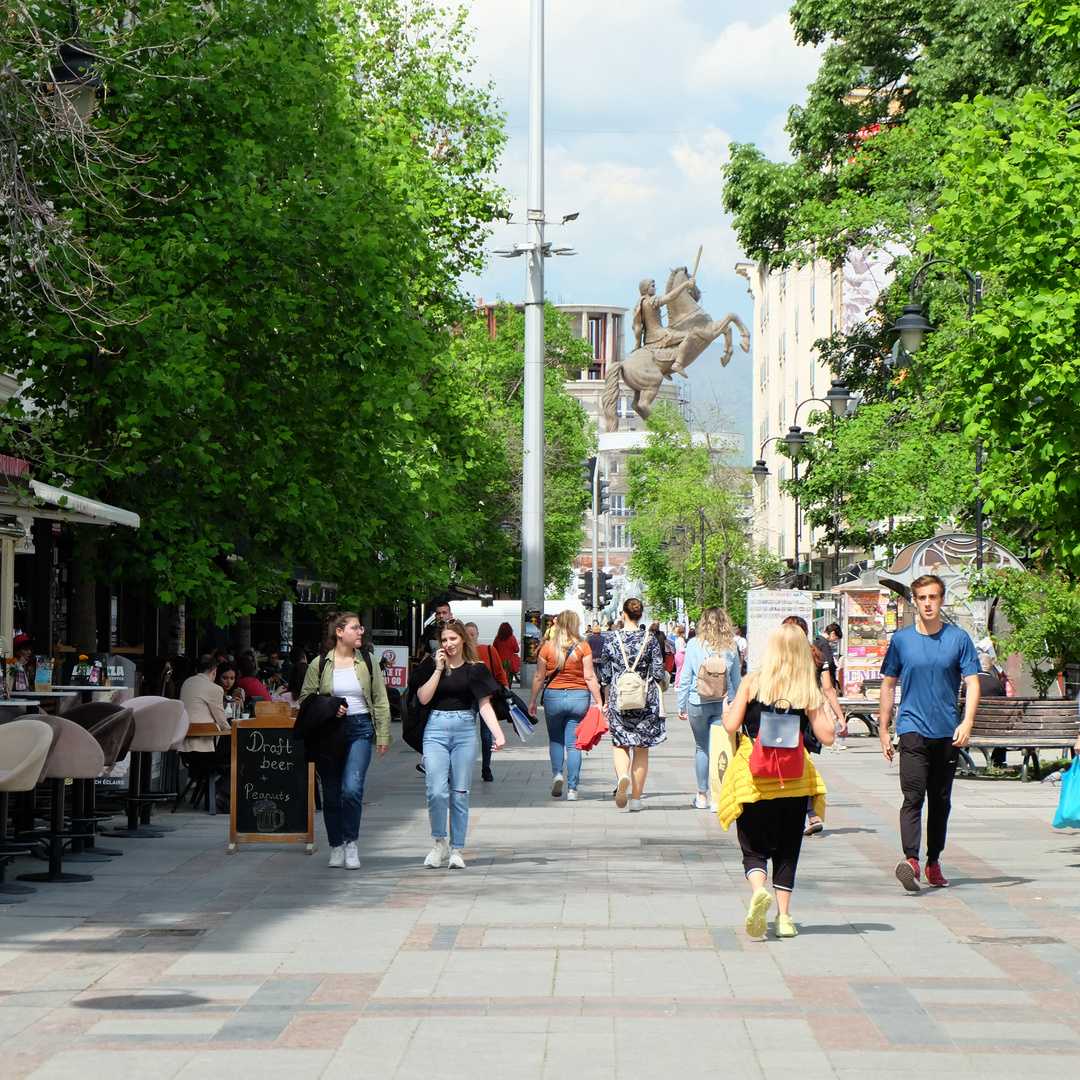 (8) Nordmazedonien, Skopje - Strassenszene im Stadtzentrum