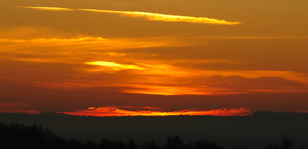 8 Uhr 15, man meint der Horizont brennt, Sonnenaufgang bei Minus 2 Grad in Kaiserslautern.