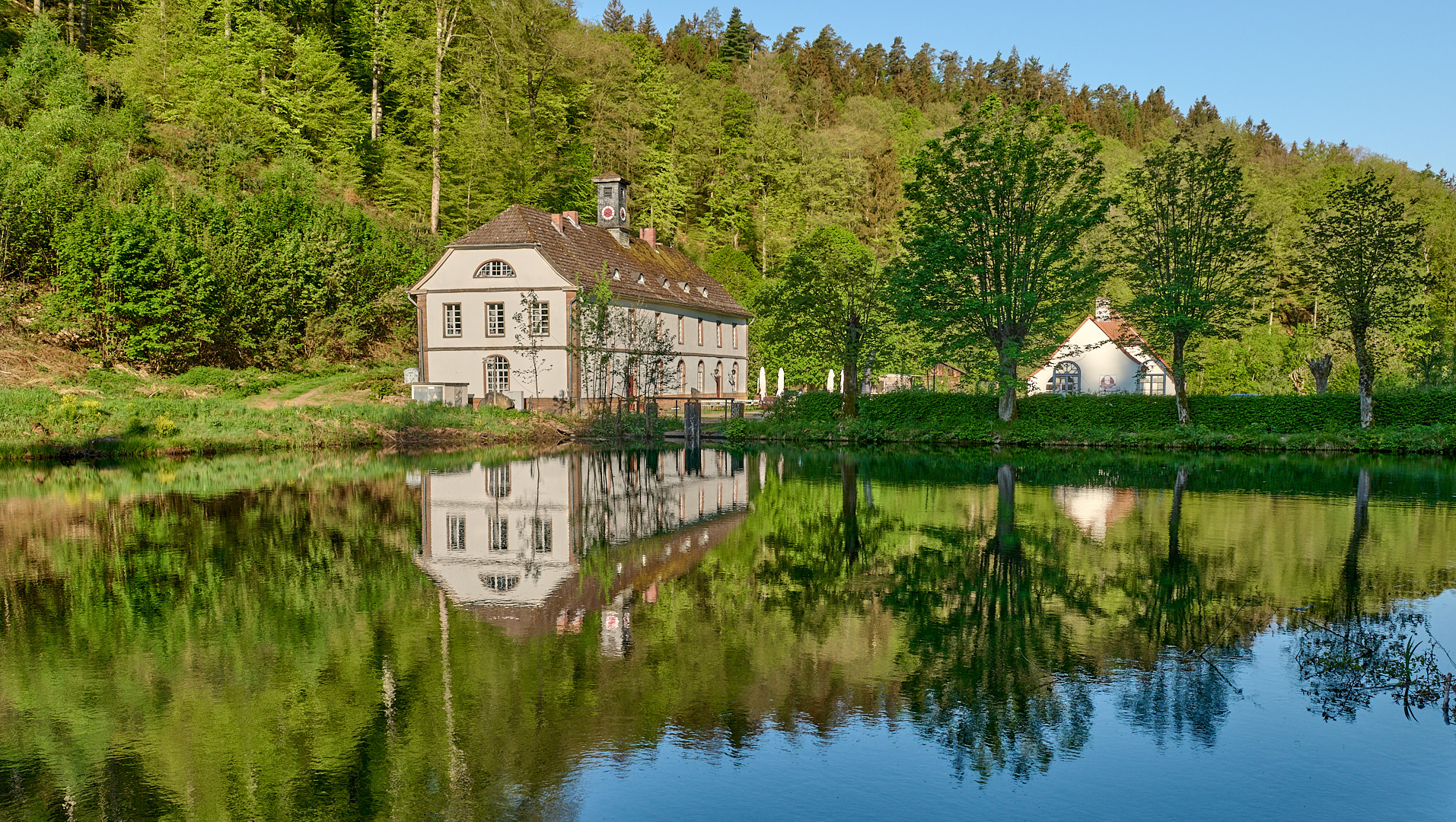 8 Uhr 20 zeigt die alte Turmuhr an, Ruhe und Stille herrschte am aufgestauten Teich der...