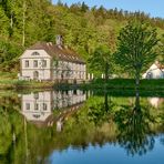 8 Uhr 20 zeigt die alte Turmuhr an, Ruhe und Stille herrschte am aufgestauten Teich der...