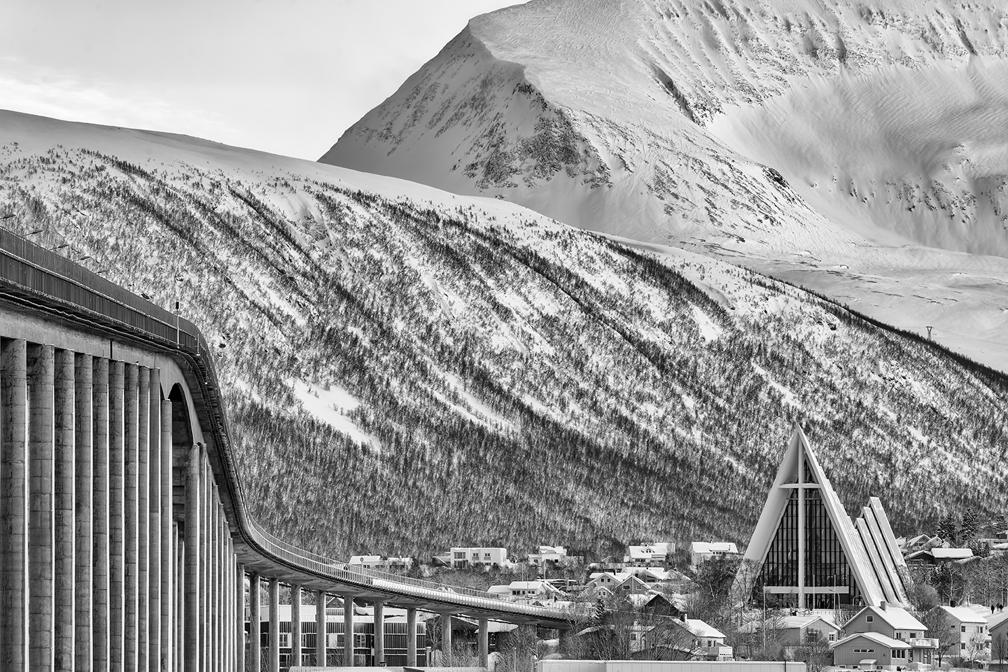 8075R Tromso Norwegen Winter Brücke mit Eismeerkathedrale sw