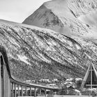 8075R Tromso Norwegen Winter Brücke mit Eismeerkathedrale sw
