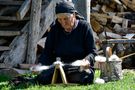 Großmutter bereitet Strickgarn aus Wolle vor, um Socken zu stricken. von Giorgi nikolava