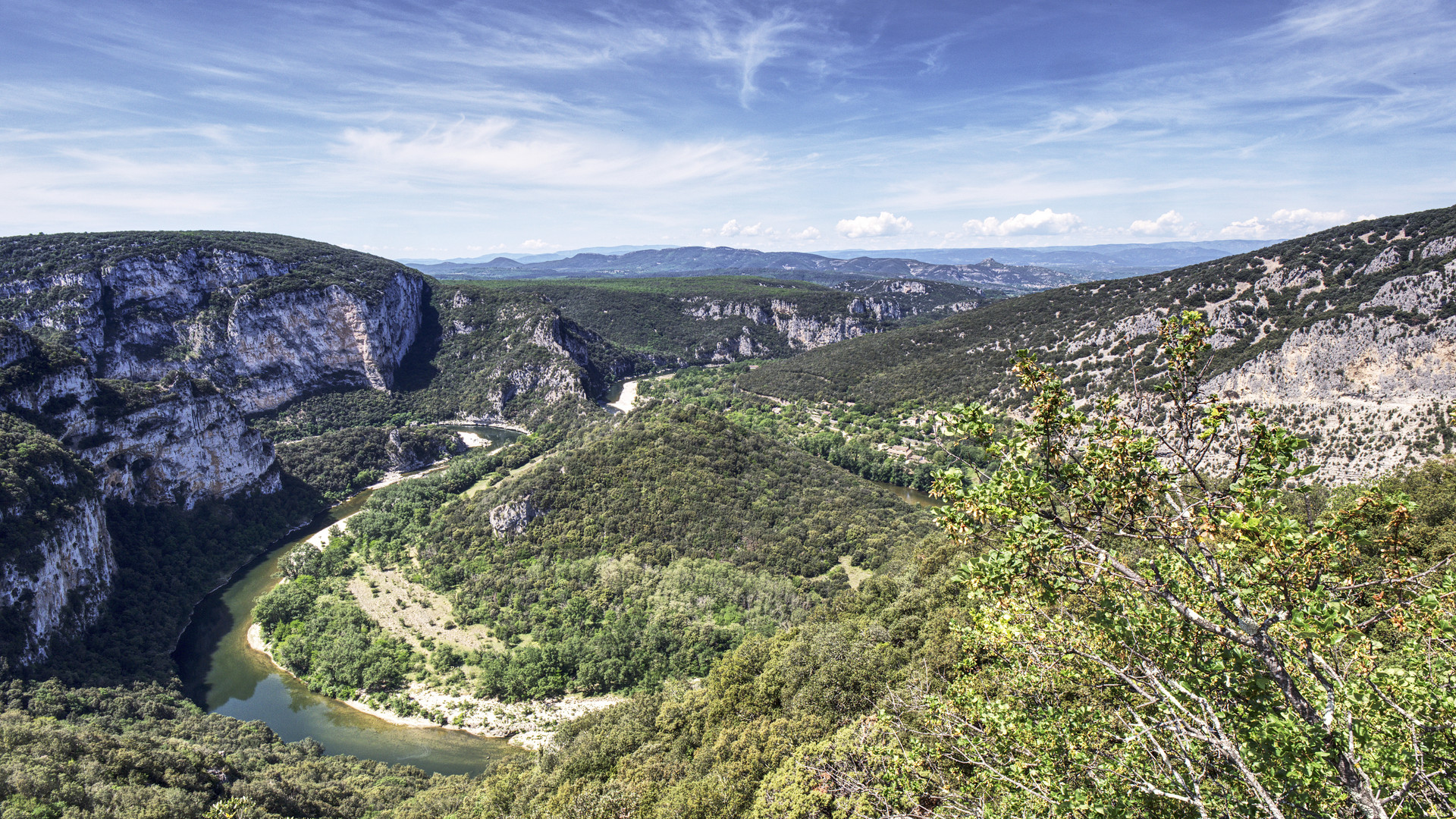 8191    ... das Ardechetal am Pont d'Arc   ...