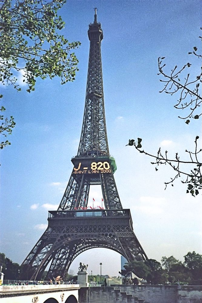 820 Stunden bis zum Jahr 2000 am Eiffelturm in Paris
