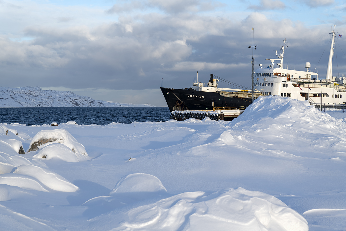 8276R Hurtigruten MS Lofoten in Eis und Schnee Nähe Nordkapp Kirkenes Norwegen