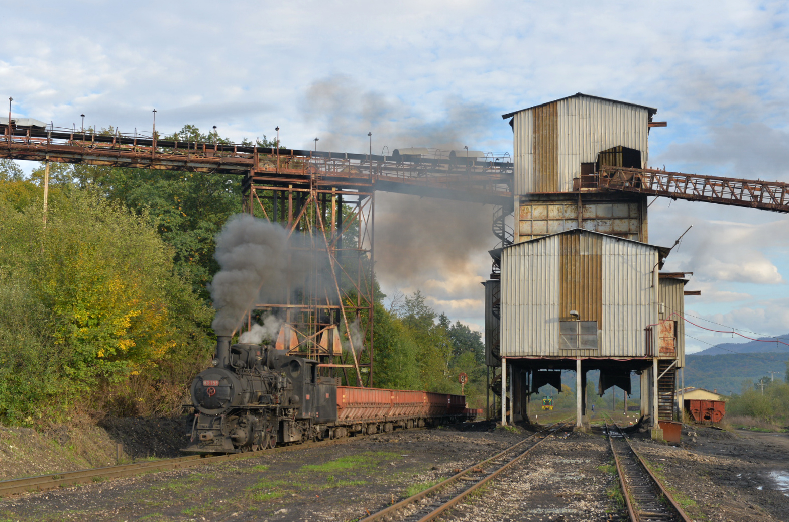 83 158 an der Verladeanlage