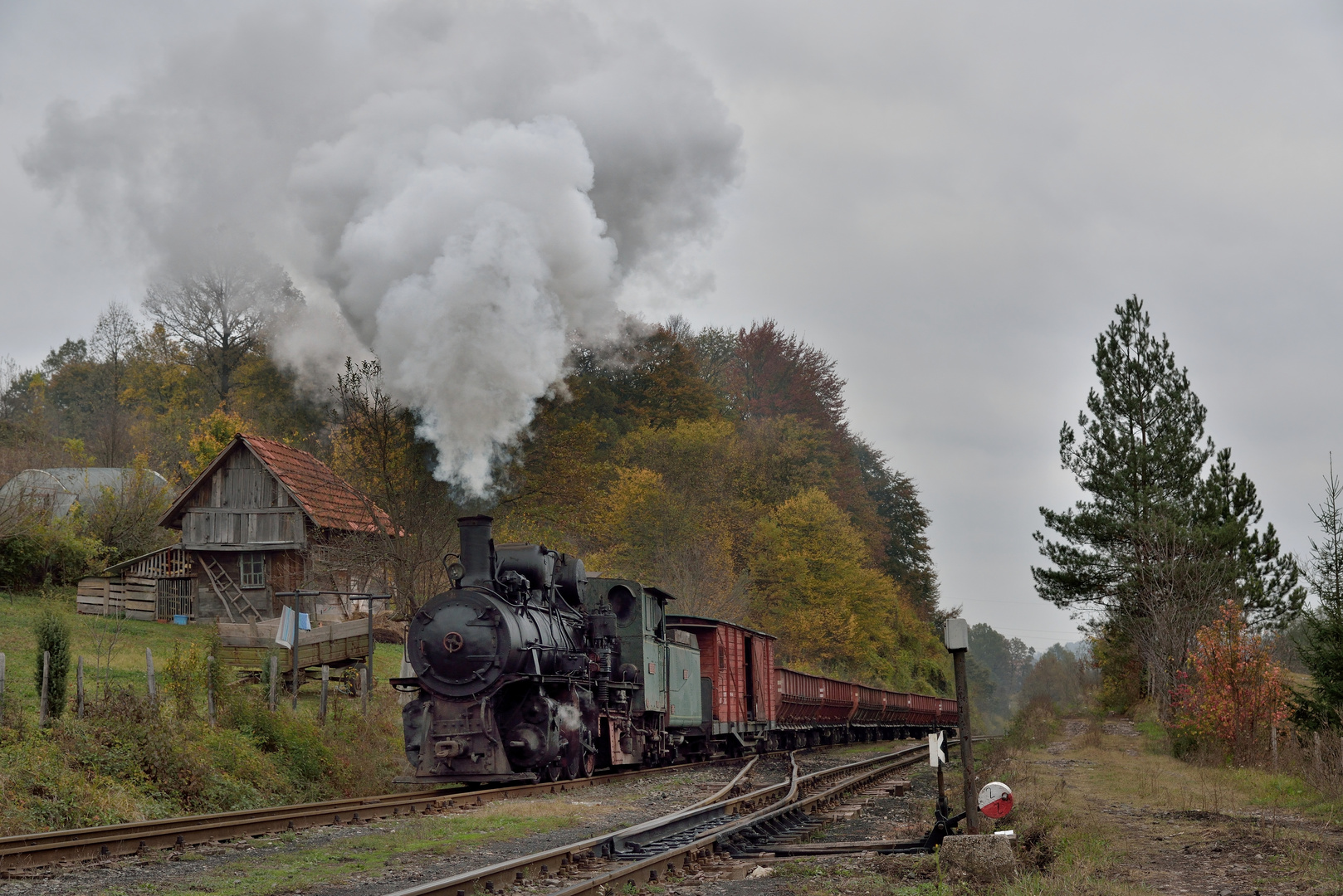 83-159 am 01.11.19 mit Güterzug mit Scheune bei Banovice