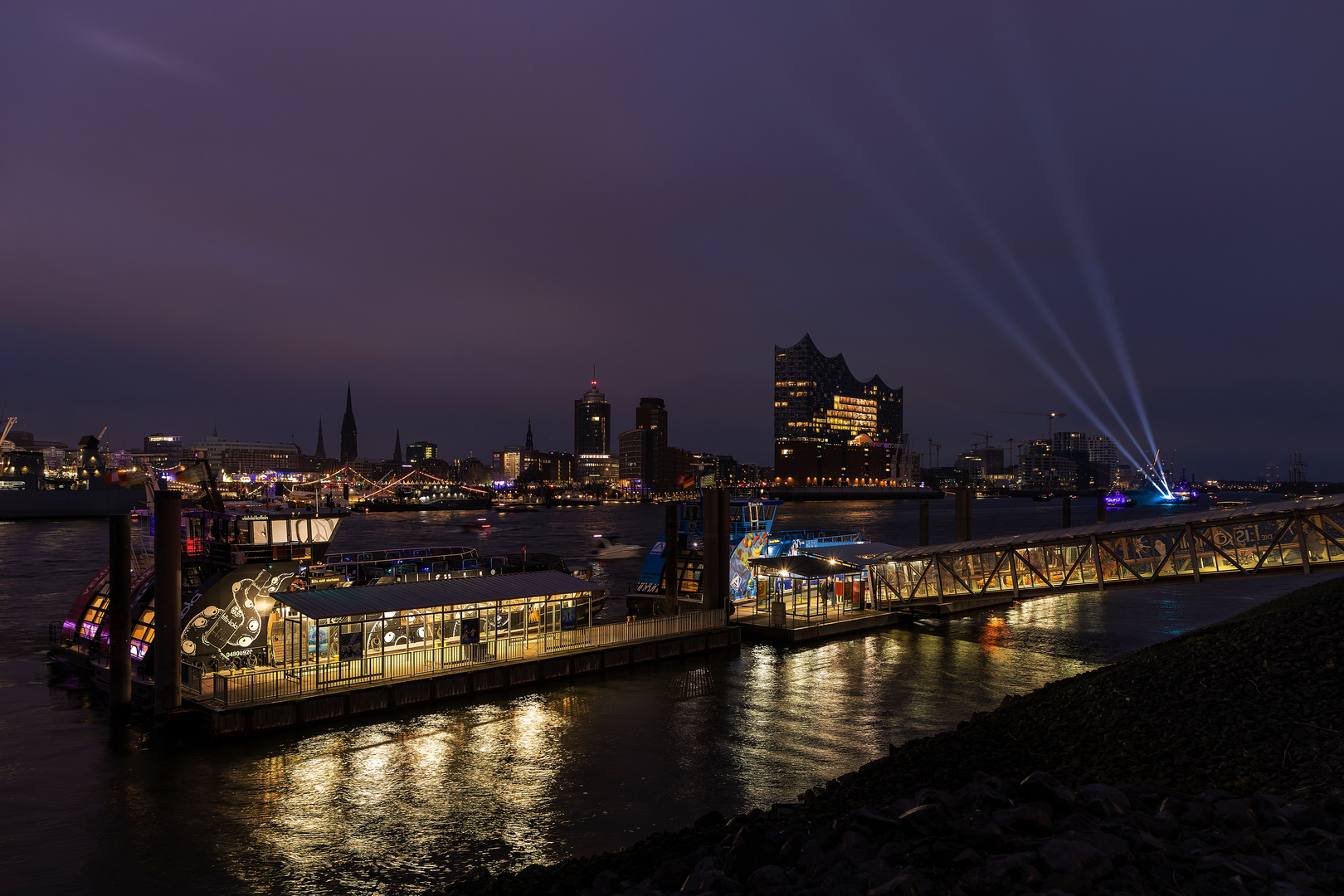 834. Hafengeburtstag Abends auf der Elbe