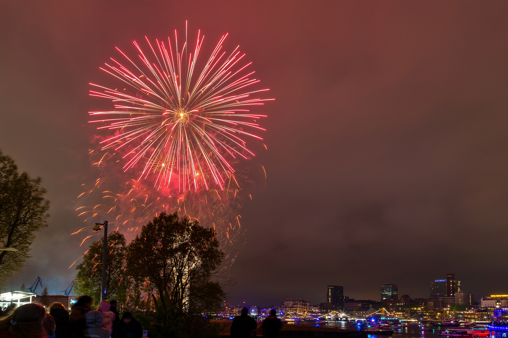 834. Hafengeburtstag in Hamburg - Feuerwerk *