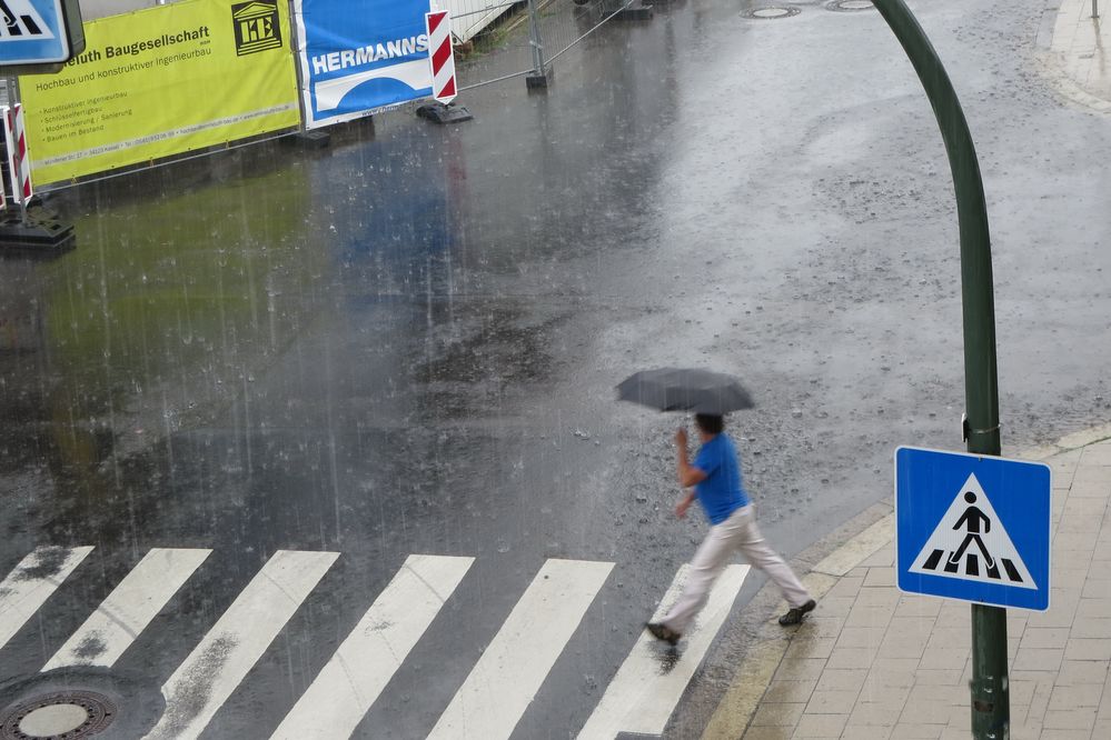 Sommerregen in der Stadt  von Bernd.G